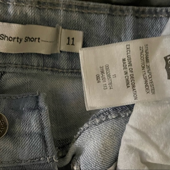 Levi’s light blue denim short shorts - Picture 2 of 3